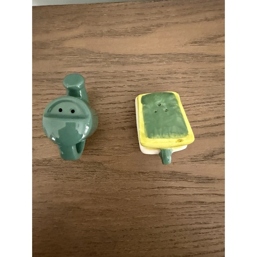 Vintage Plant Sprout Salt Pepper Shakers Watering Can Garden Ceramic Set‎